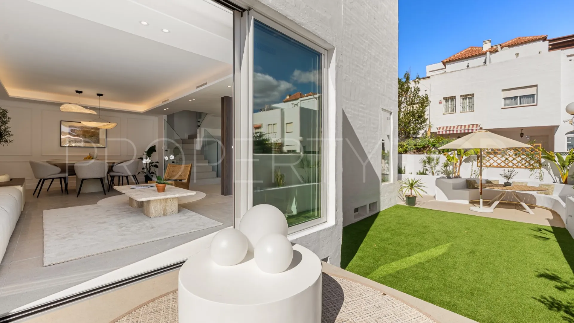 For sale town house in Marbella Golden Mile with 4 bedrooms