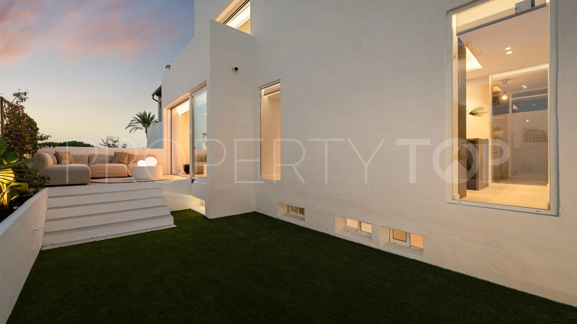 For sale town house in Marbella Golden Mile with 4 bedrooms
