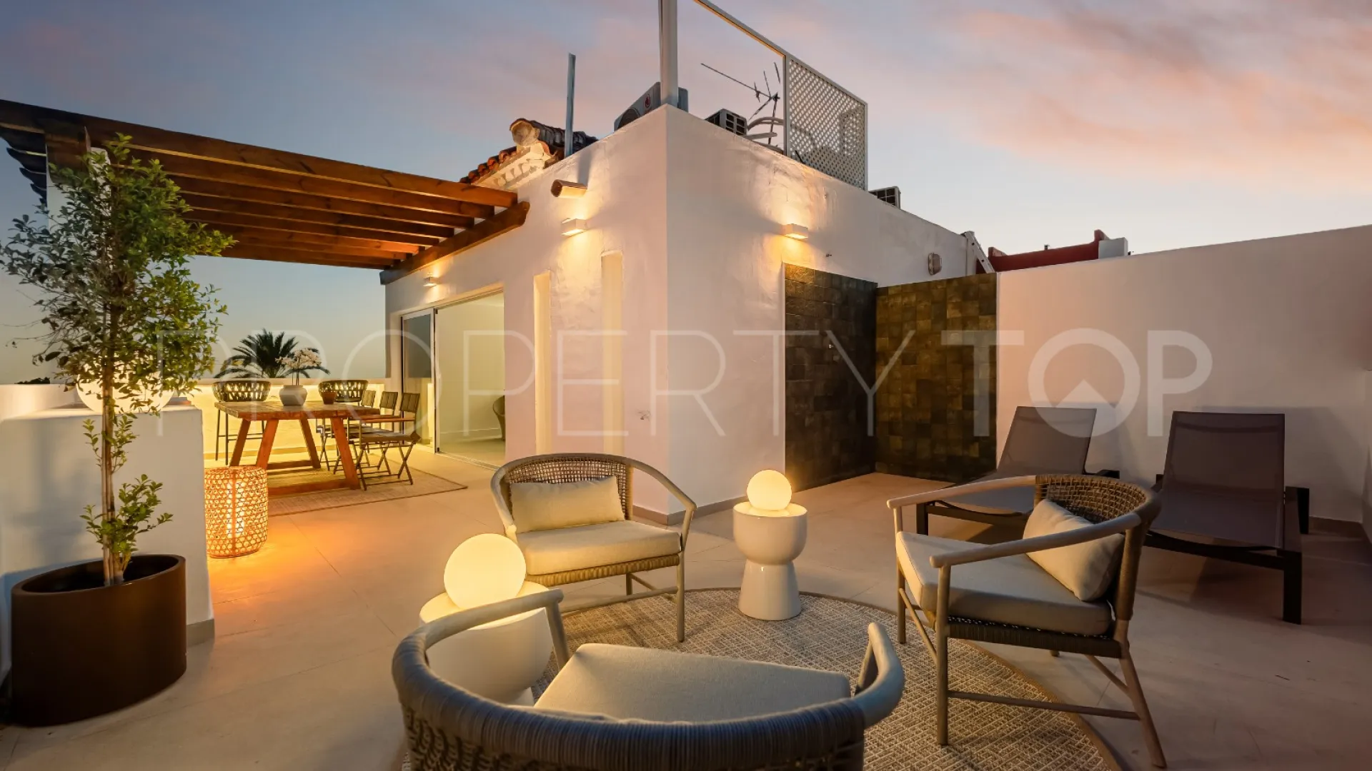 For sale town house in Marbella Golden Mile with 4 bedrooms