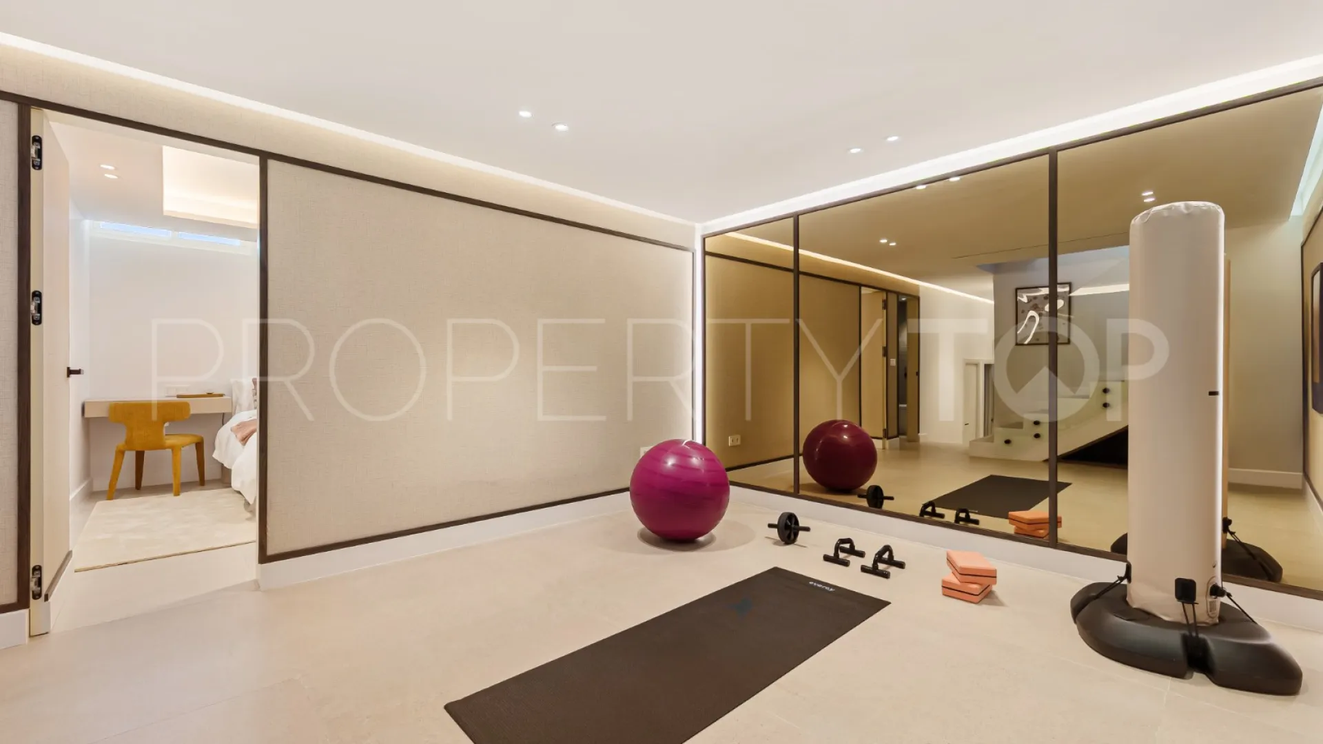 For sale town house in Marbella Golden Mile with 4 bedrooms