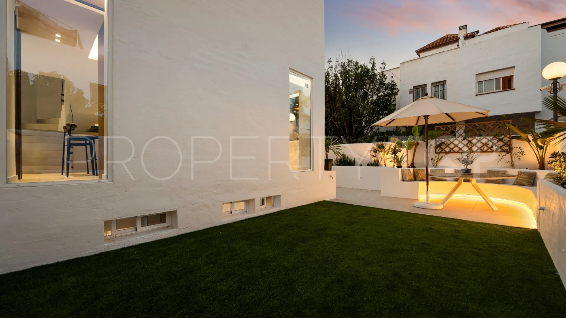 For sale town house in Marbella Golden Mile with 4 bedrooms