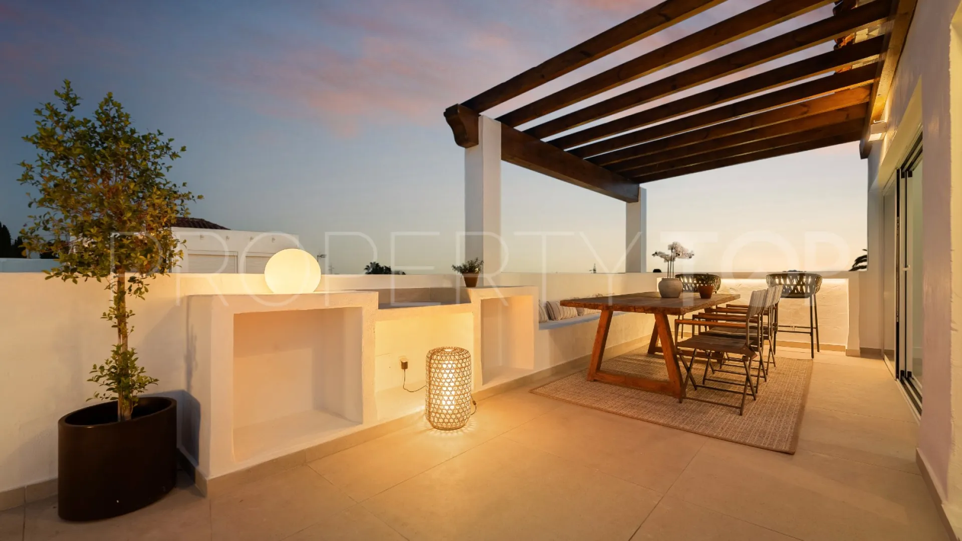 For sale town house in Marbella Golden Mile with 4 bedrooms