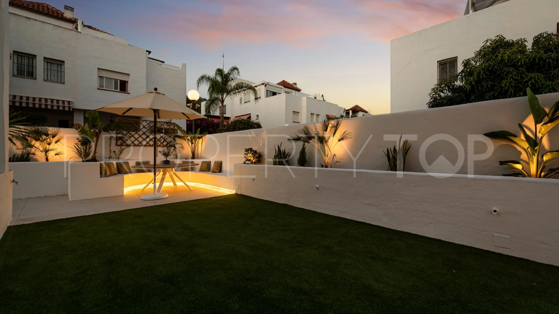 For sale town house in Marbella Golden Mile with 4 bedrooms