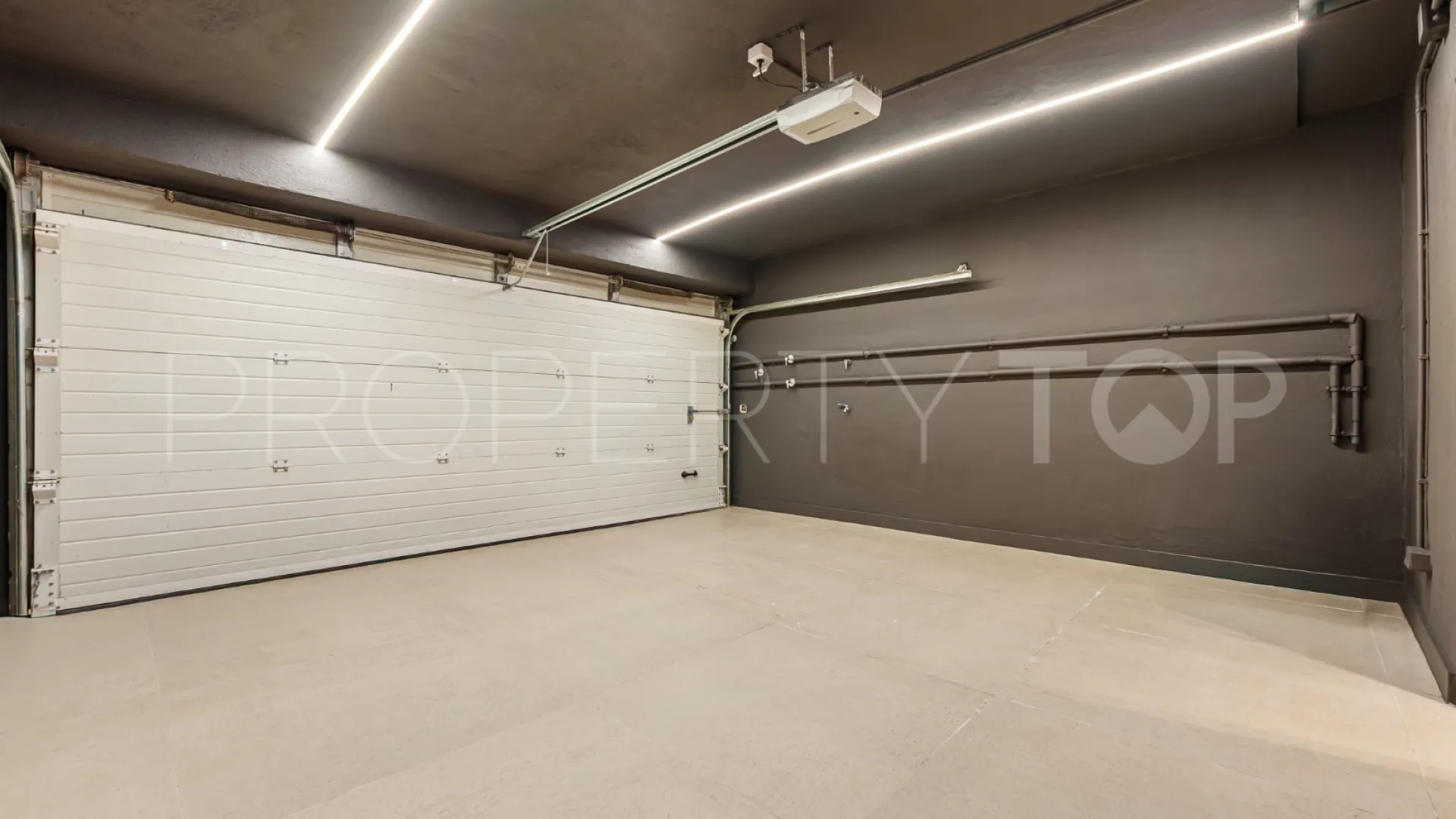 For sale town house in Marbella Golden Mile with 4 bedrooms