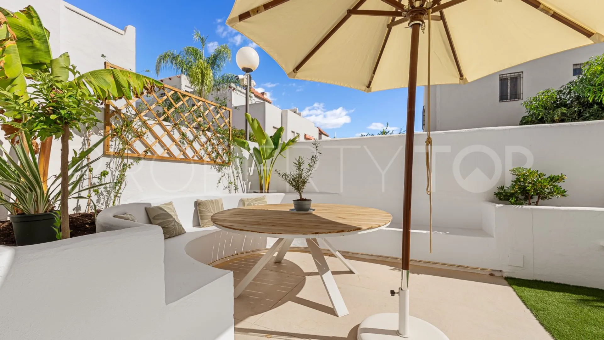 For sale town house in Marbella Golden Mile with 4 bedrooms