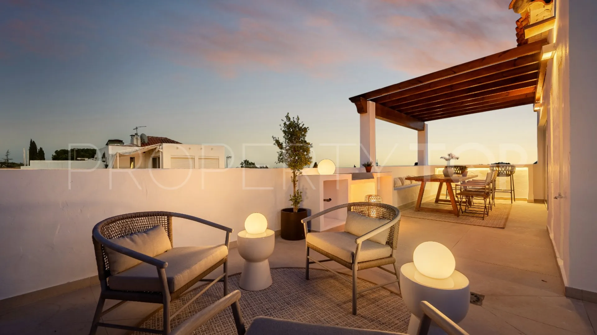 For sale town house in Marbella Golden Mile with 4 bedrooms