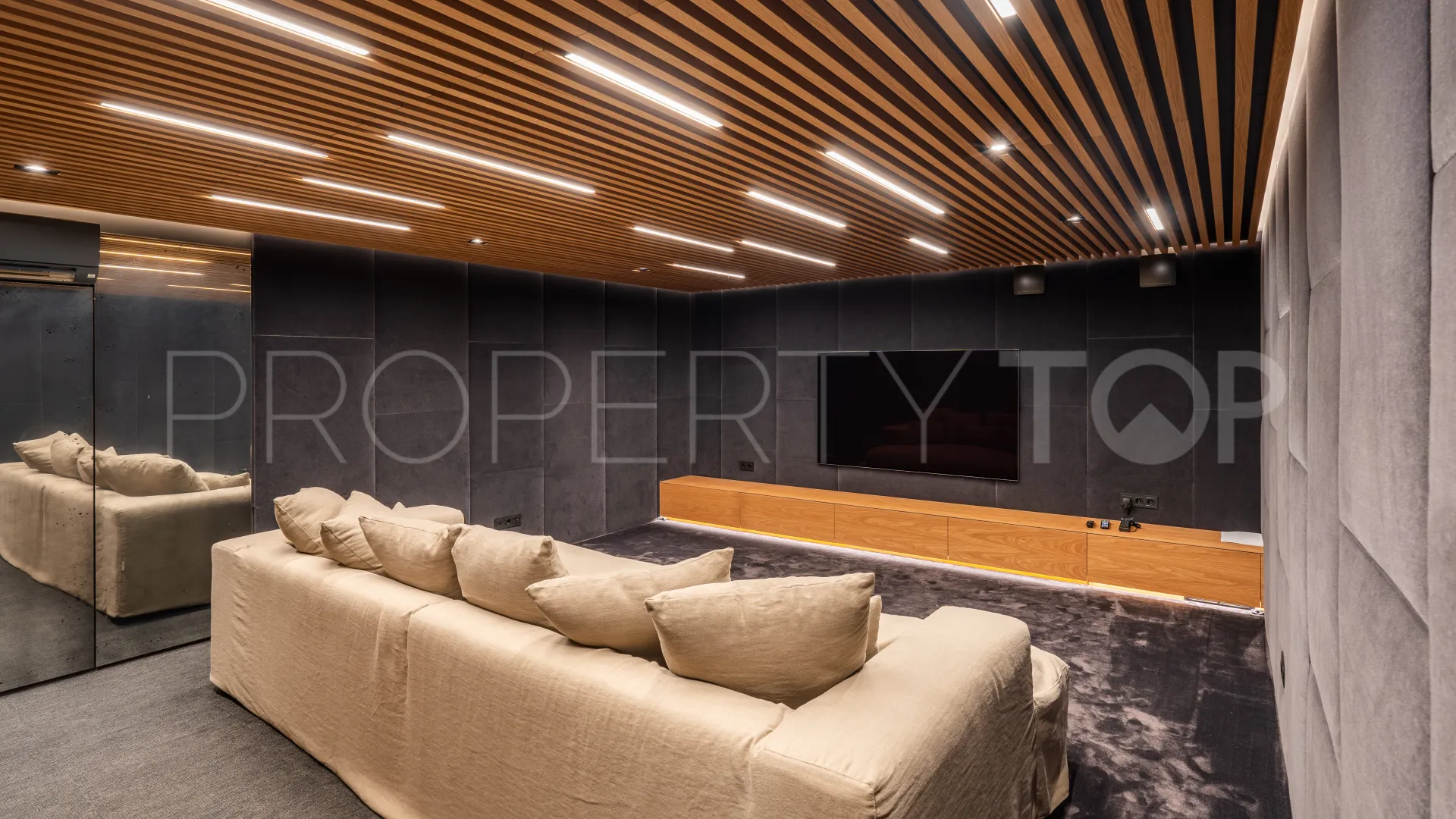 5 bedrooms villa for sale in Los Naranjos Golf