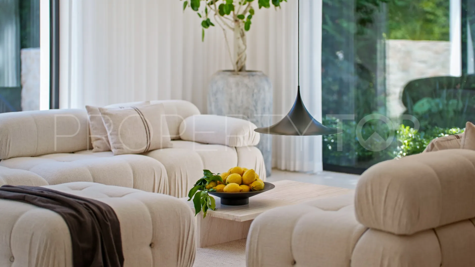 Comprar villa con 4 dormitorios en Nueva Andalucia