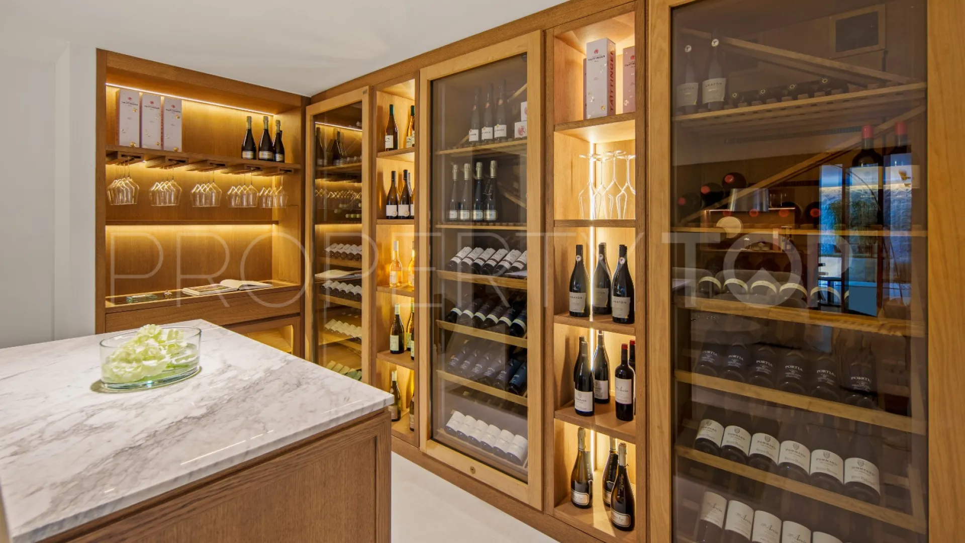Comprar villa con 4 dormitorios en Nueva Andalucia