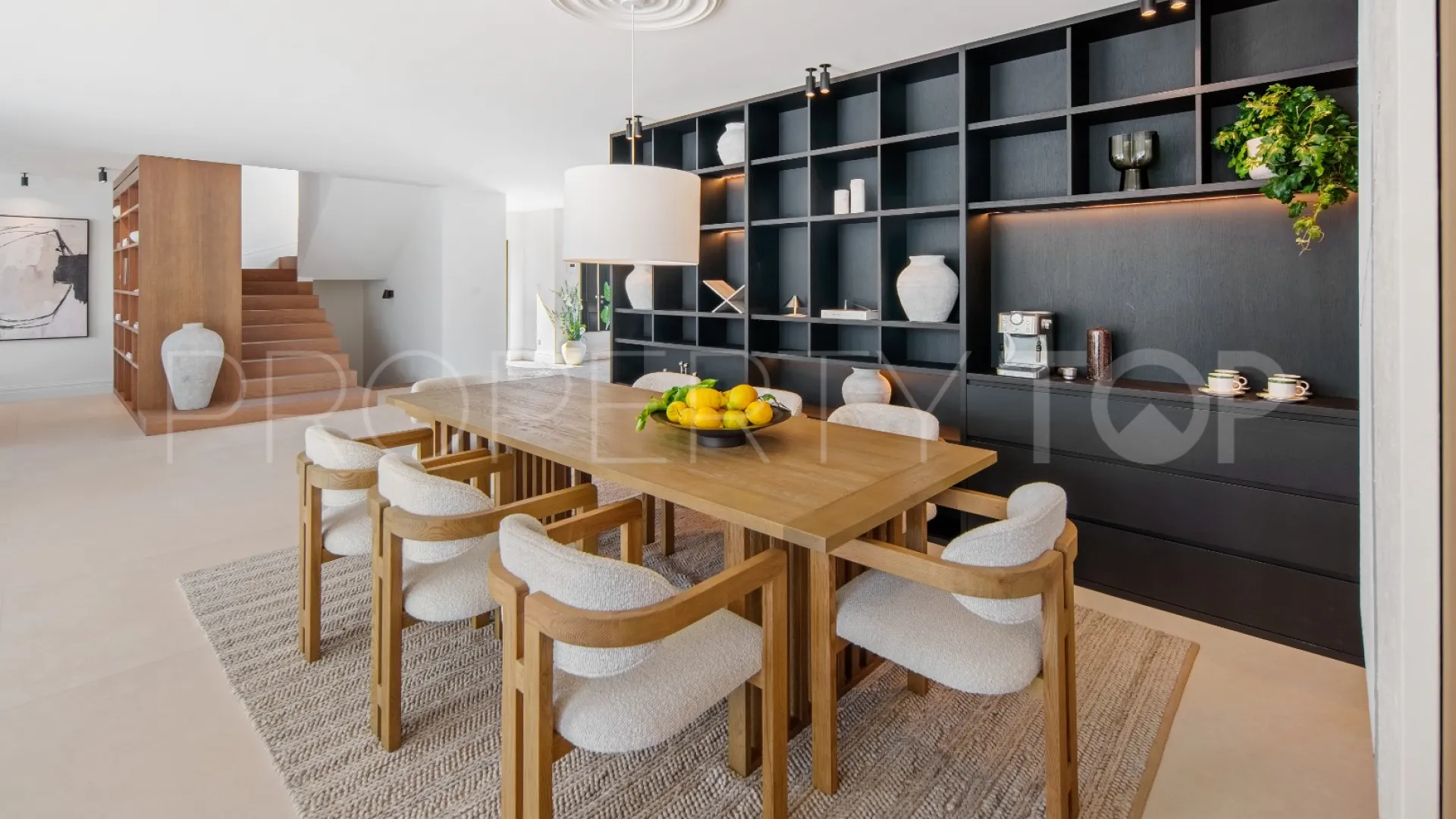Comprar villa con 4 dormitorios en Nueva Andalucia