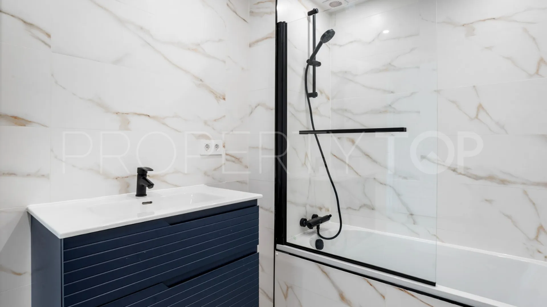 Nueva Andalucia ground floor apartment for sale