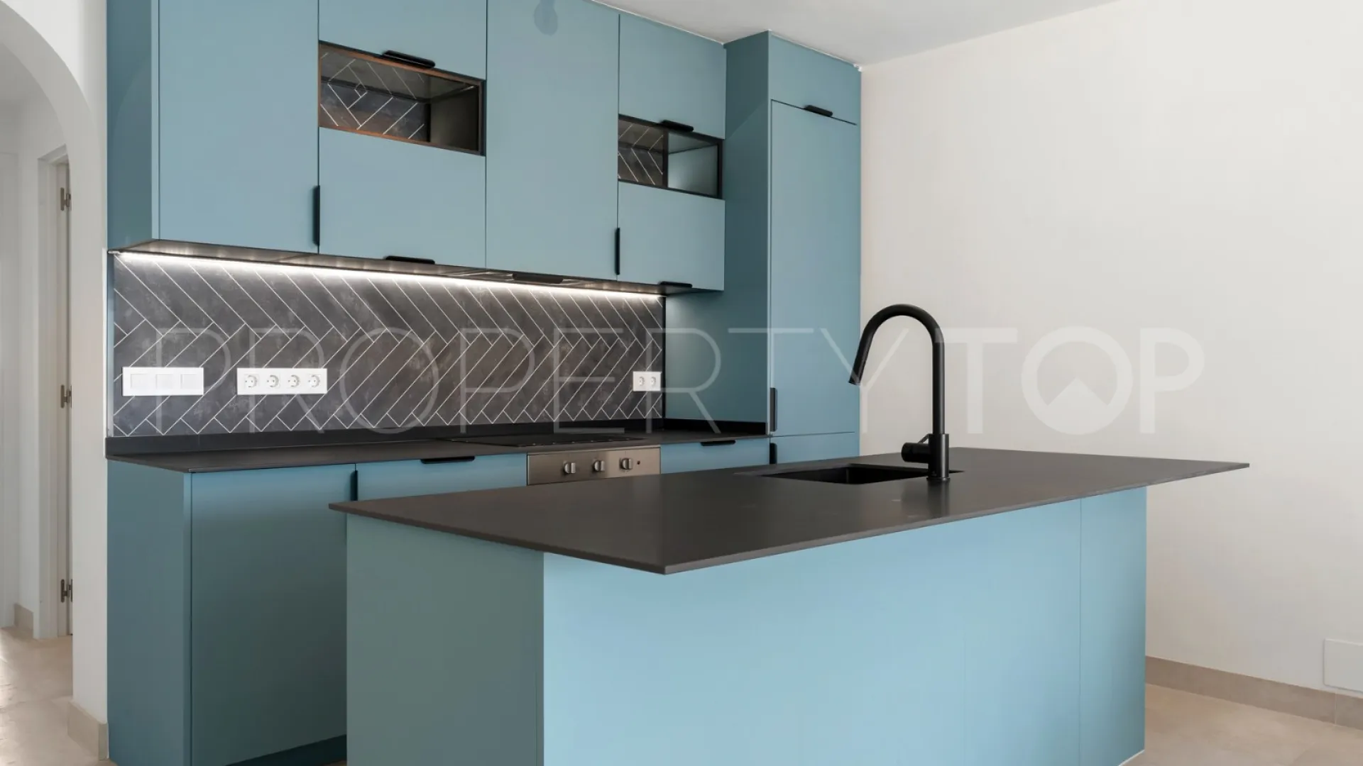 Nueva Andalucia ground floor apartment for sale