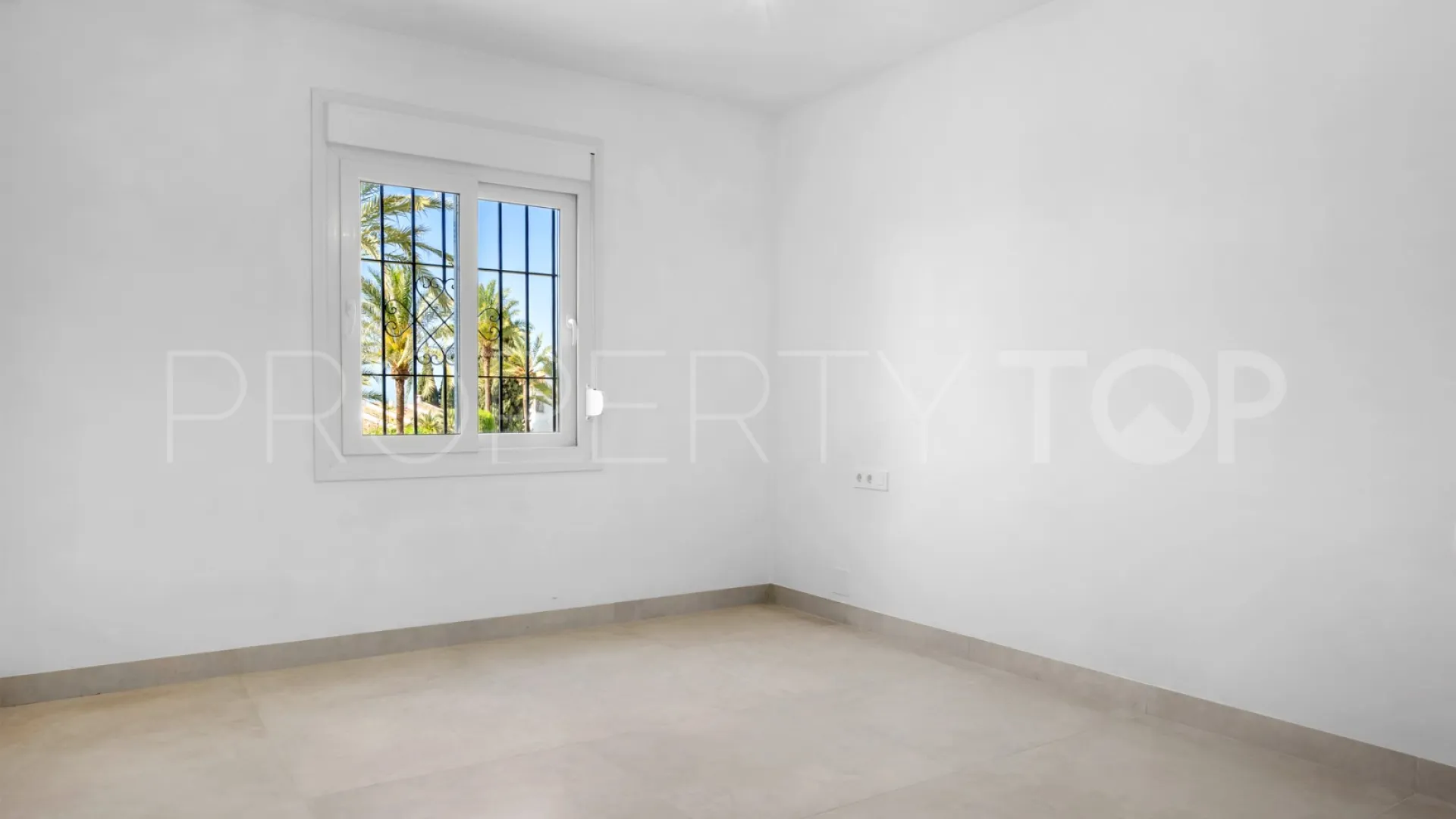 Nueva Andalucia ground floor apartment for sale