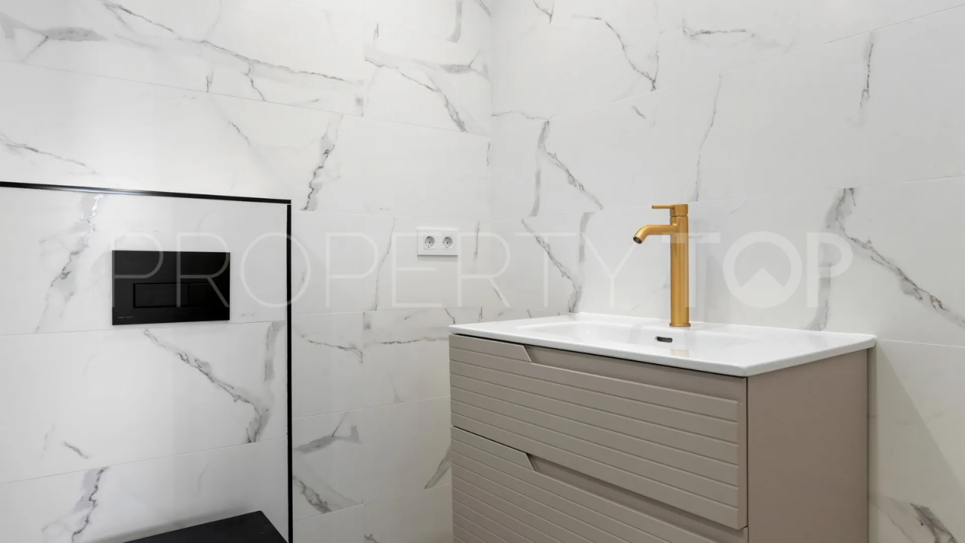 Nueva Andalucia ground floor apartment for sale