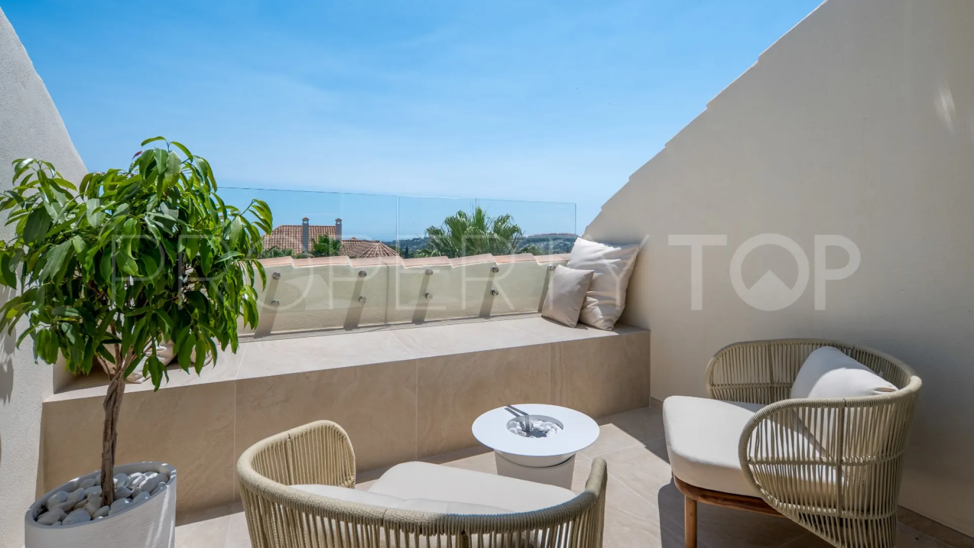 For sale duplex penthouse in Aloha Hill Club