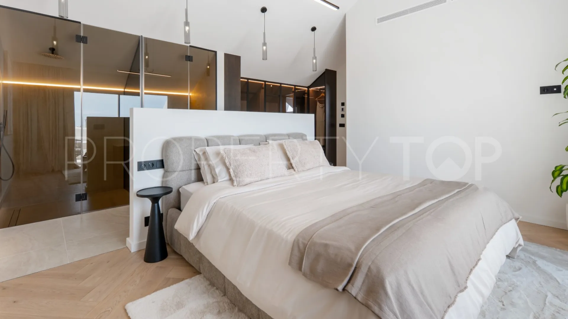 For sale duplex penthouse in Aloha Hill Club