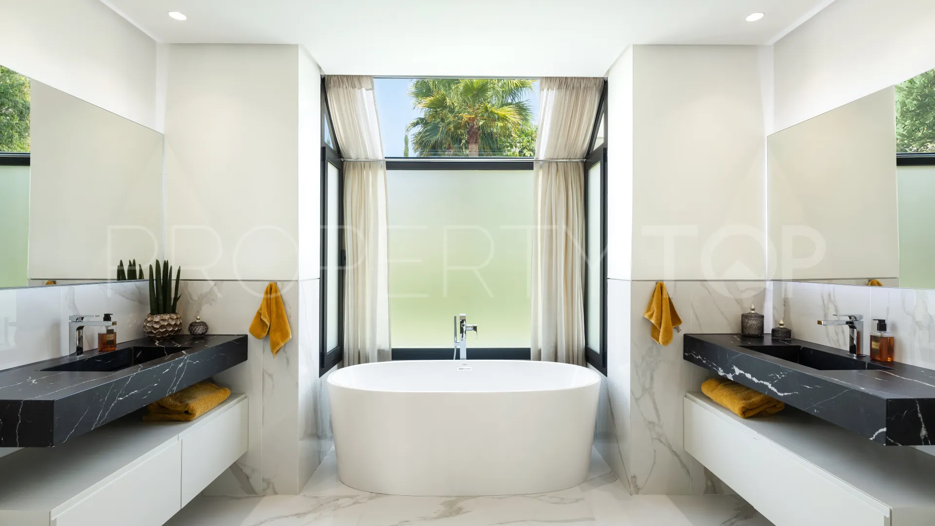 Villa with 5 bedrooms for sale in Nueva Andalucia