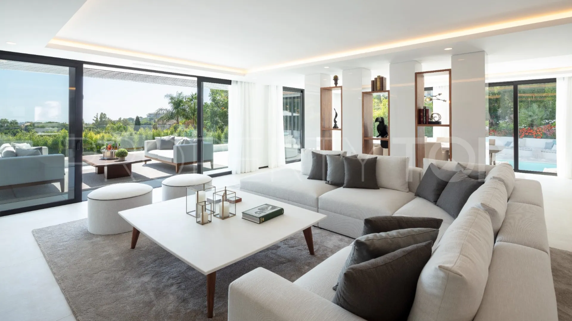 Villa de 5 dormitorios en venta en Nueva Andalucia