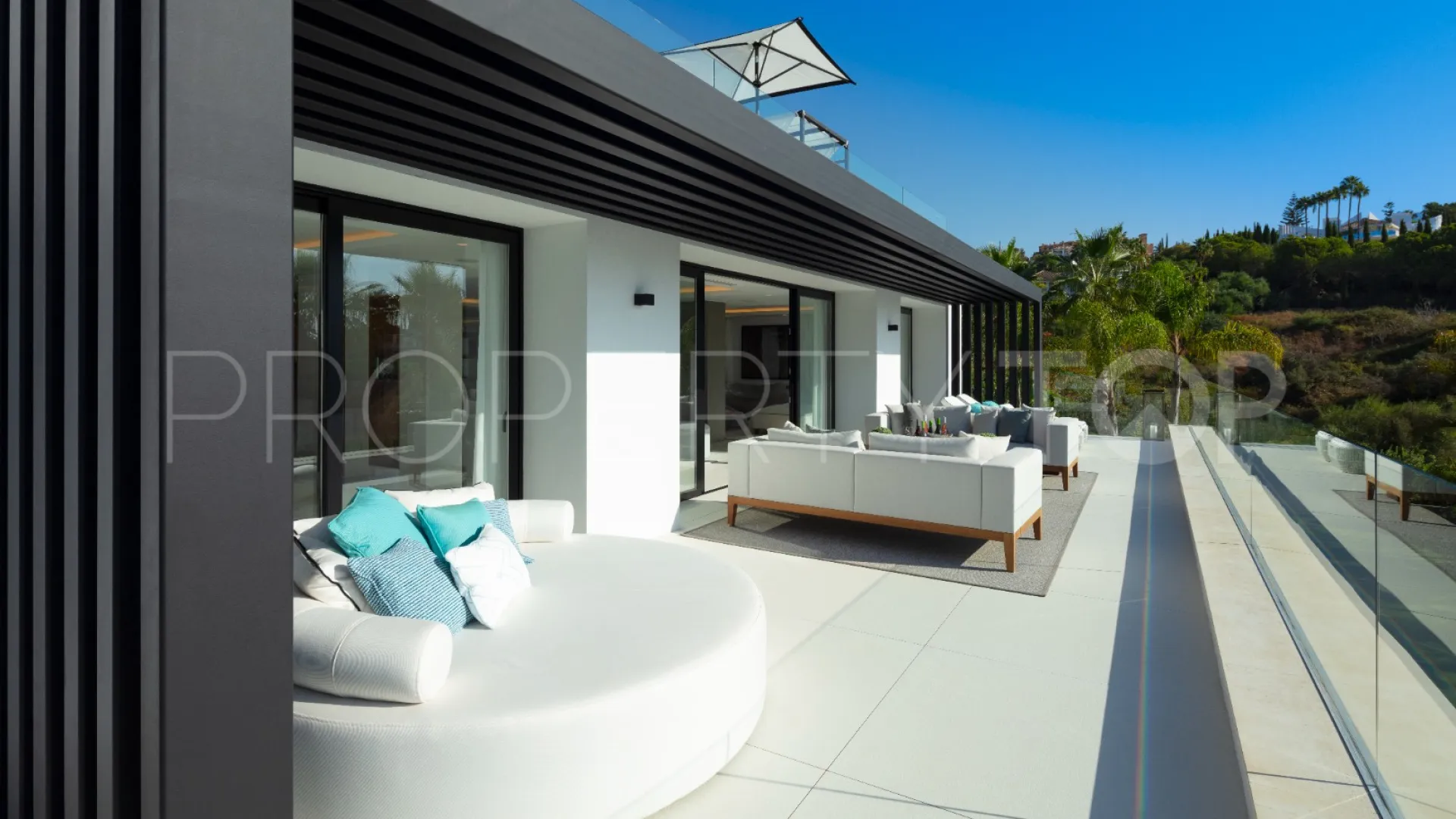 Villa de 5 dormitorios en venta en Nueva Andalucia