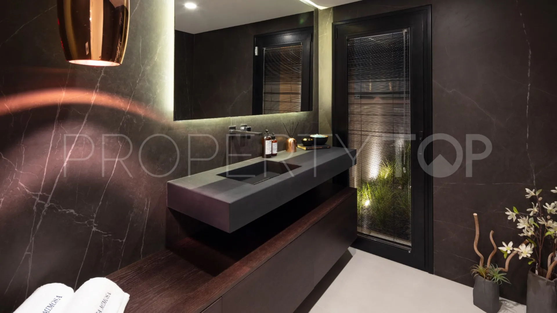 Villa de 5 dormitorios en venta en Nueva Andalucia
