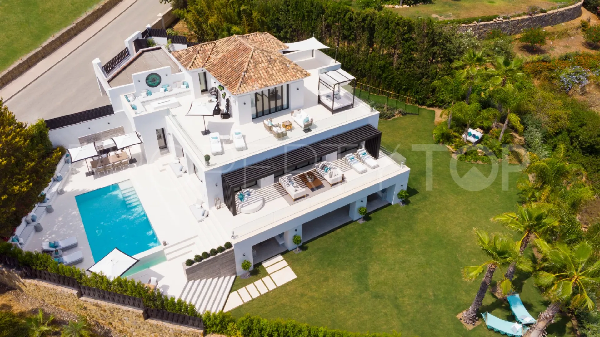 Villa de 5 dormitorios en venta en Nueva Andalucia