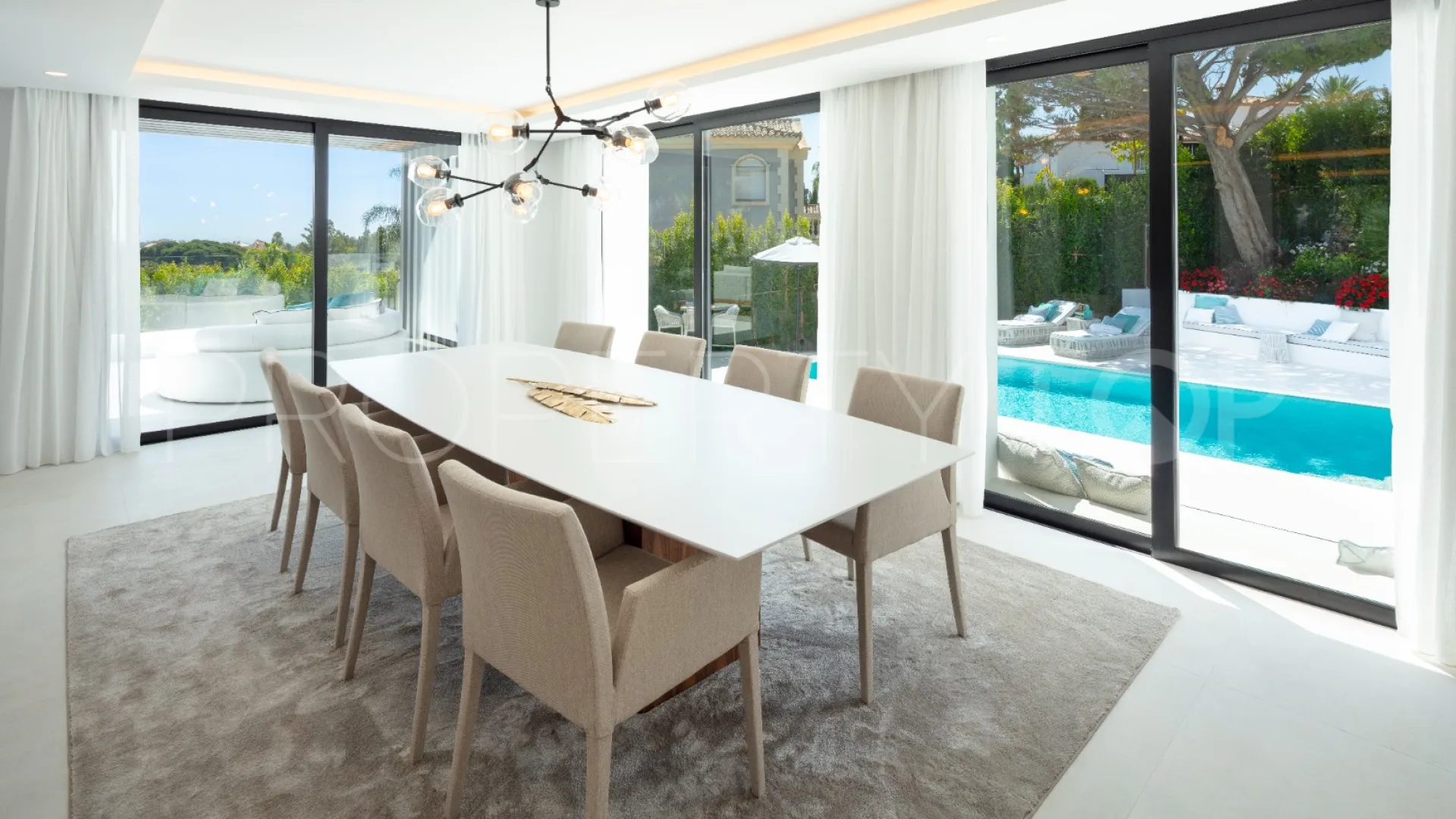 Villa de 5 dormitorios en venta en Nueva Andalucia