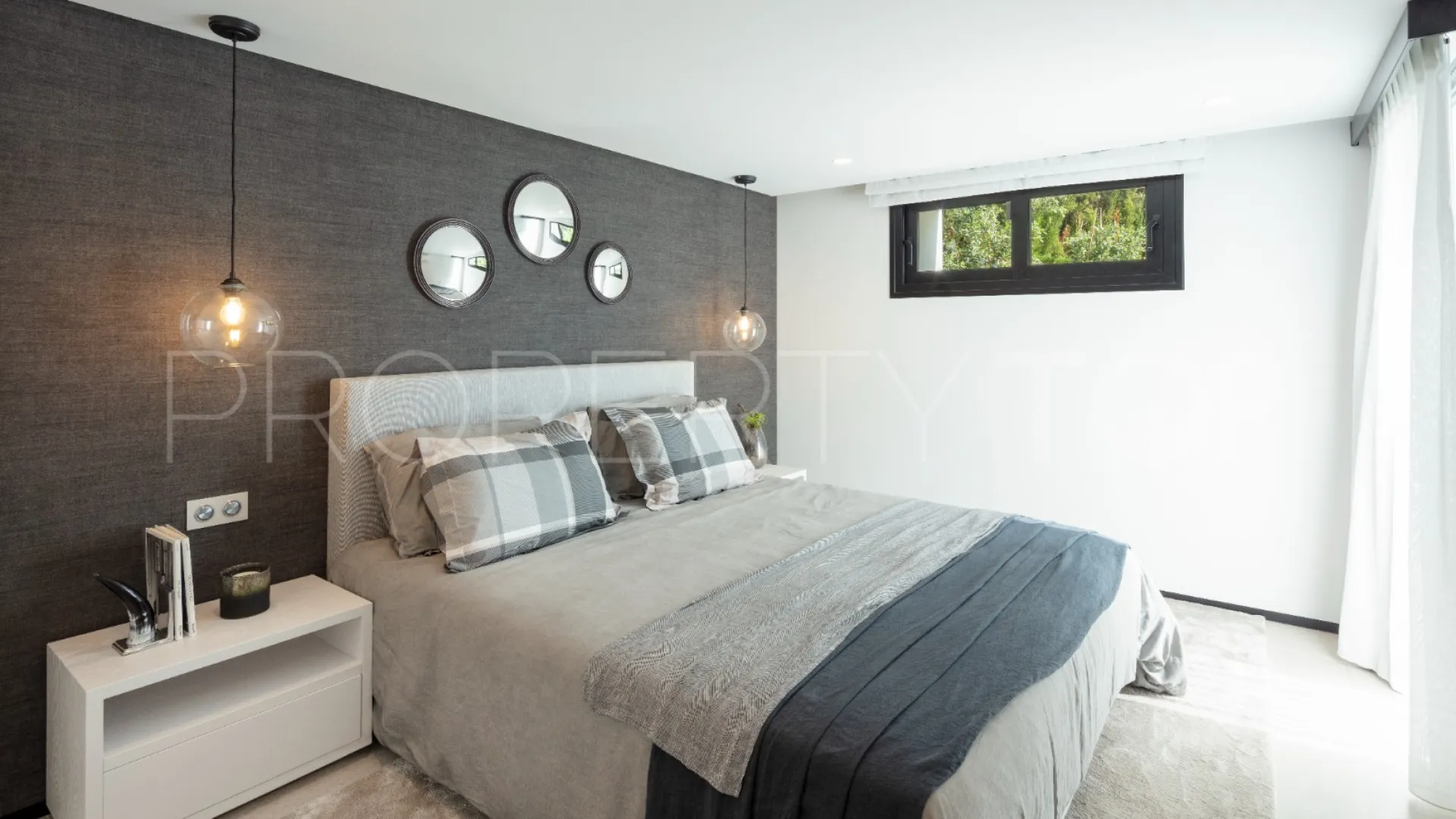 Villa de 5 dormitorios en venta en Nueva Andalucia