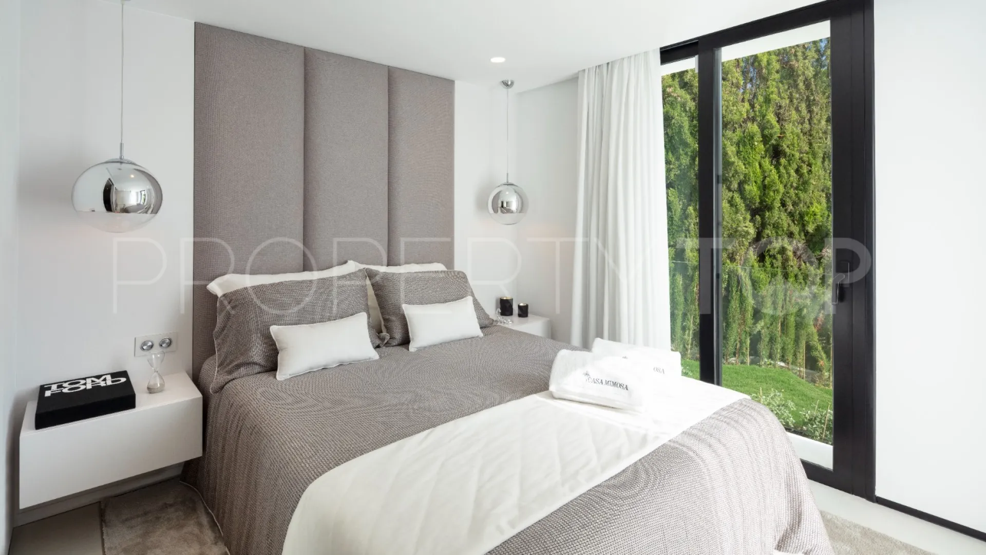Villa de 5 dormitorios en venta en Nueva Andalucia