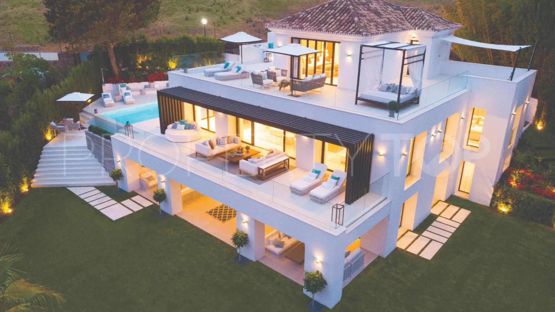 Villa de 5 dormitorios en venta en Nueva Andalucia