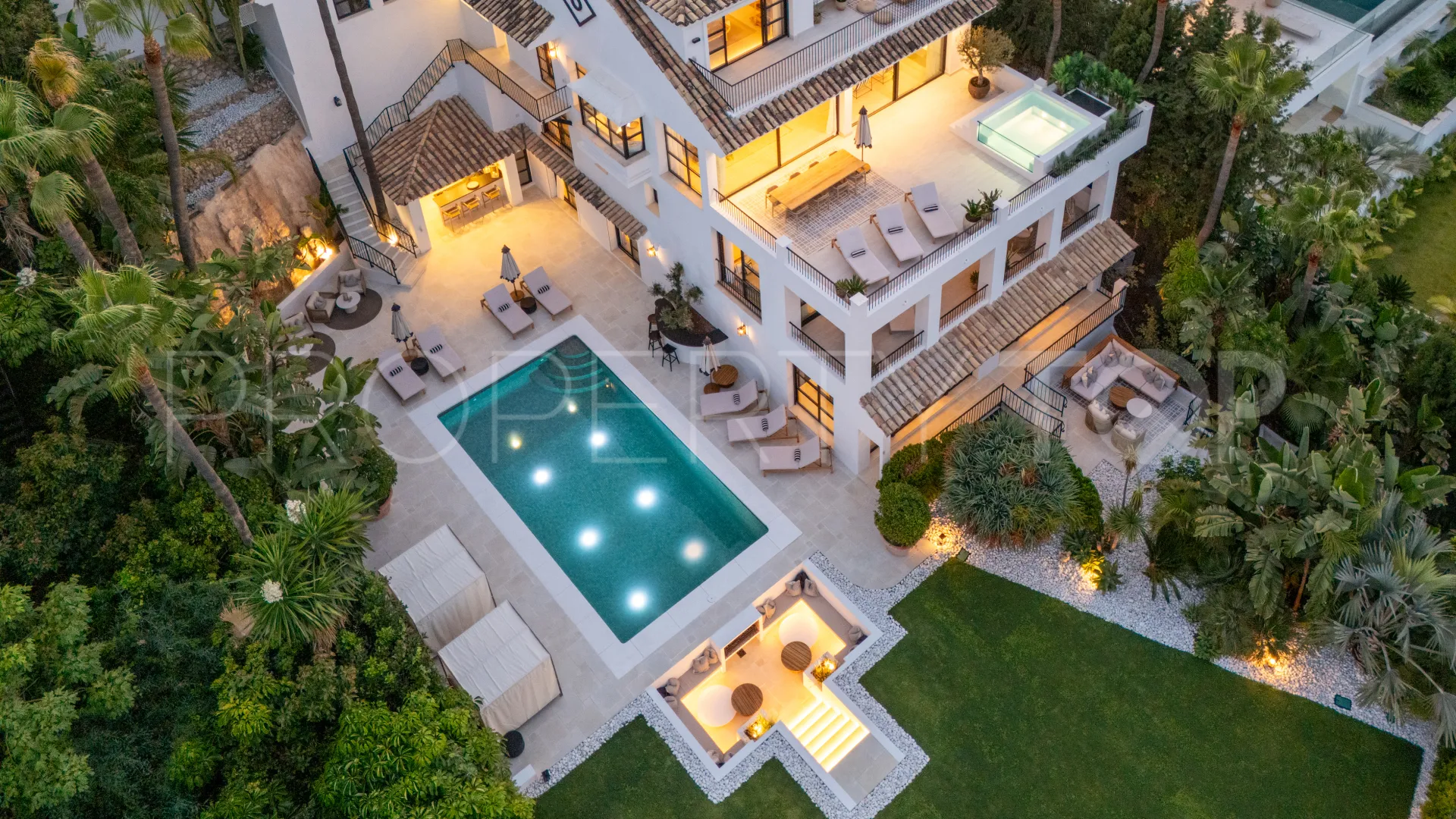 Villa en venta con 6 dormitorios en Nueva Andalucia