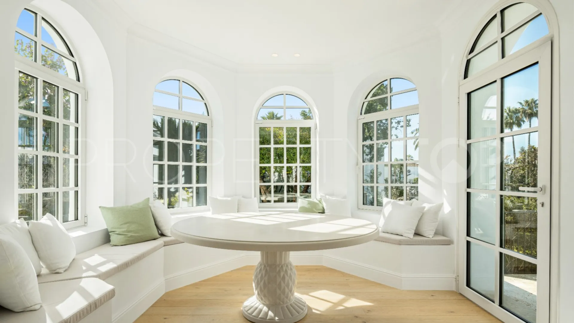 Buy villa with 5 bedrooms in Nueva Andalucia