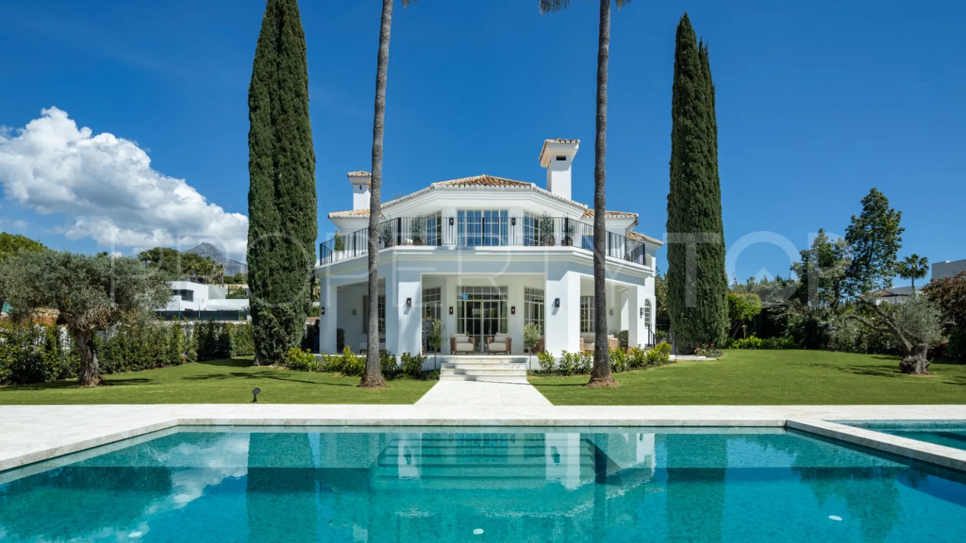 Buy villa with 5 bedrooms in Nueva Andalucia