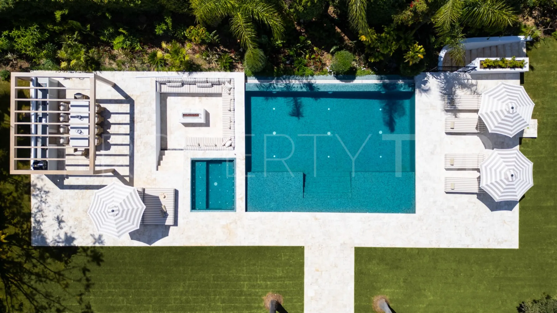 Buy villa with 5 bedrooms in Nueva Andalucia