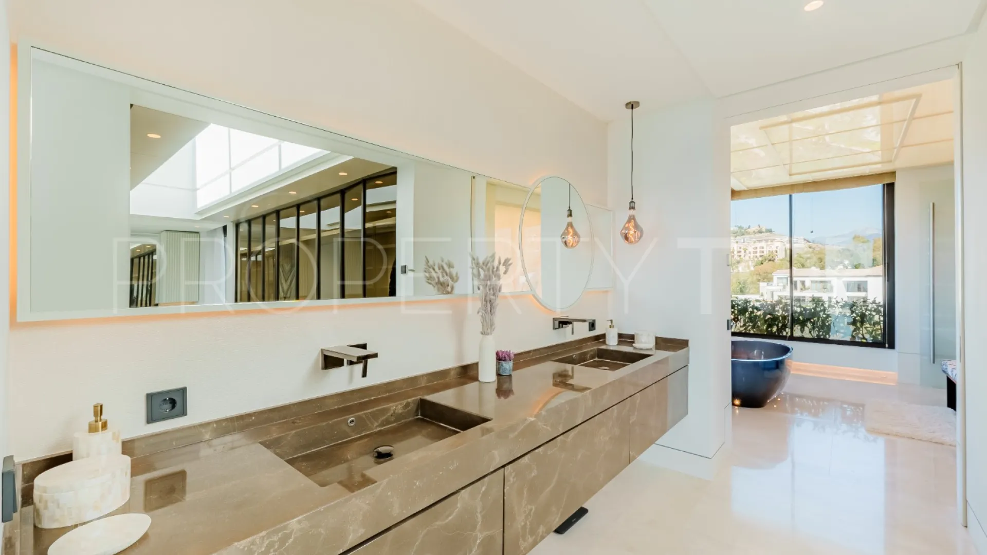 Villa for sale in La Quinta with 8 bedrooms