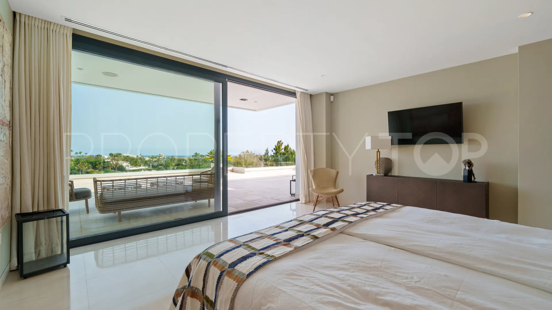 5 bedrooms villa in Nueva Andalucia for sale