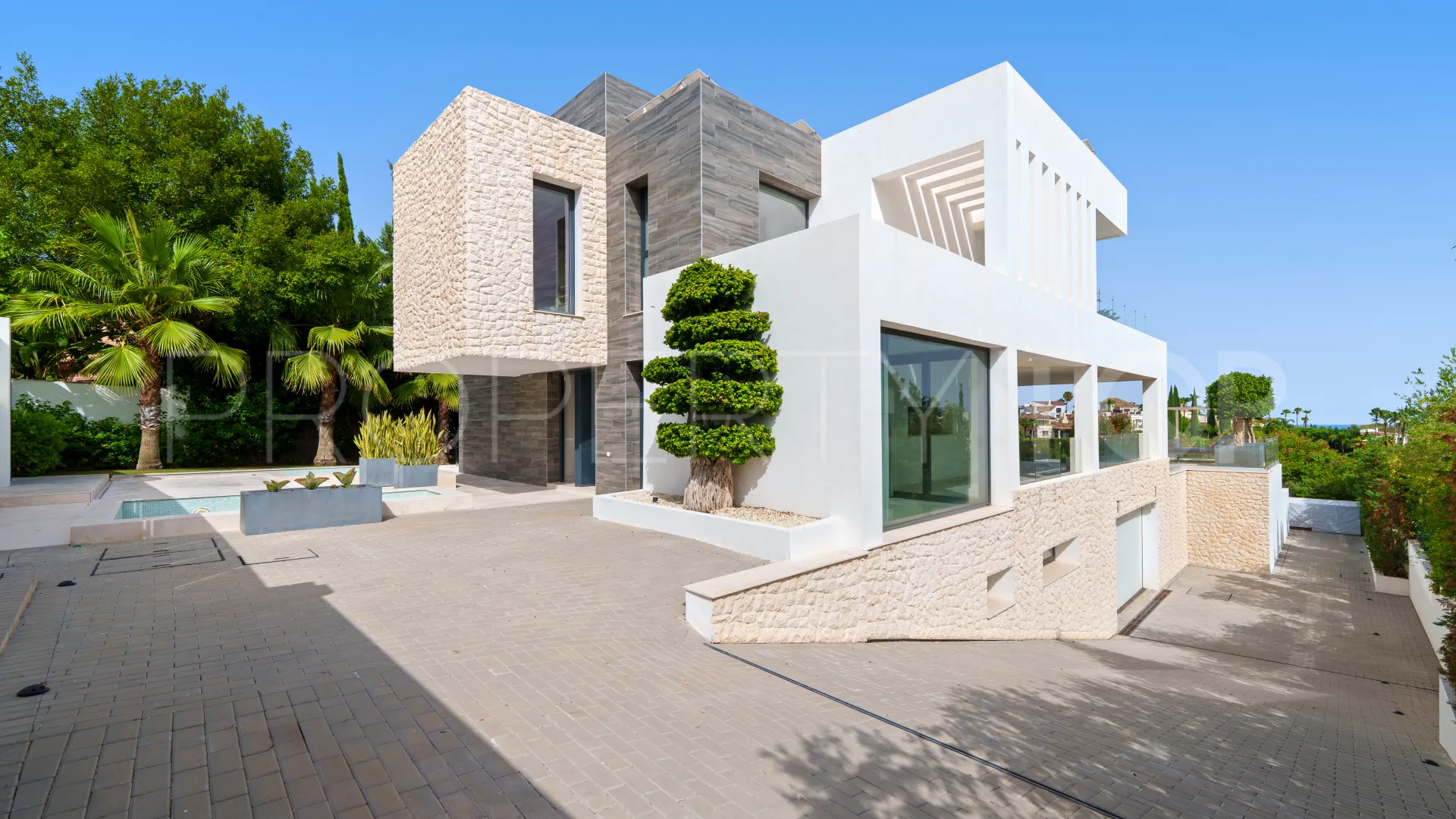 5 bedrooms villa in Nueva Andalucia for sale