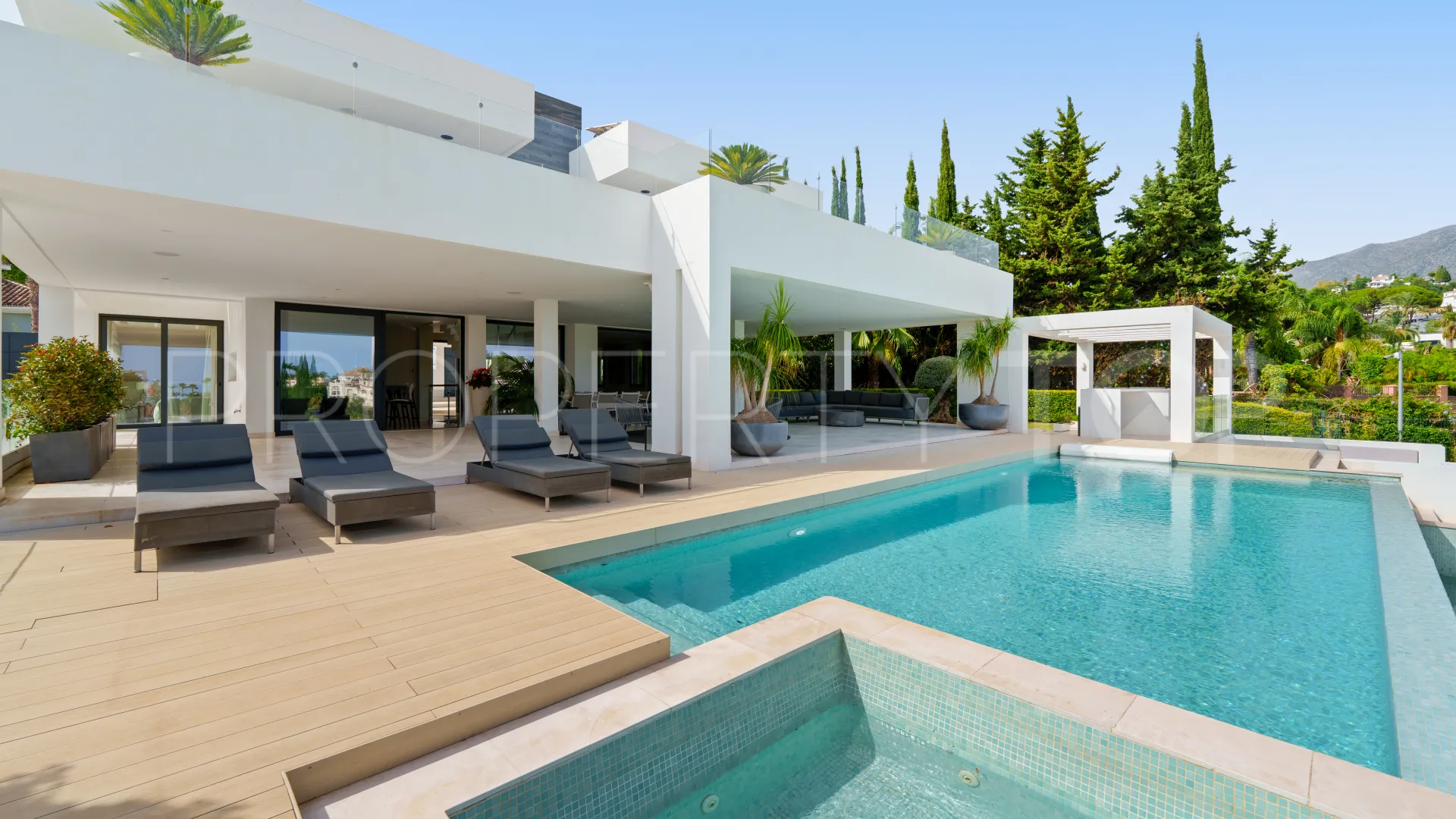 5 bedrooms villa in Nueva Andalucia for sale