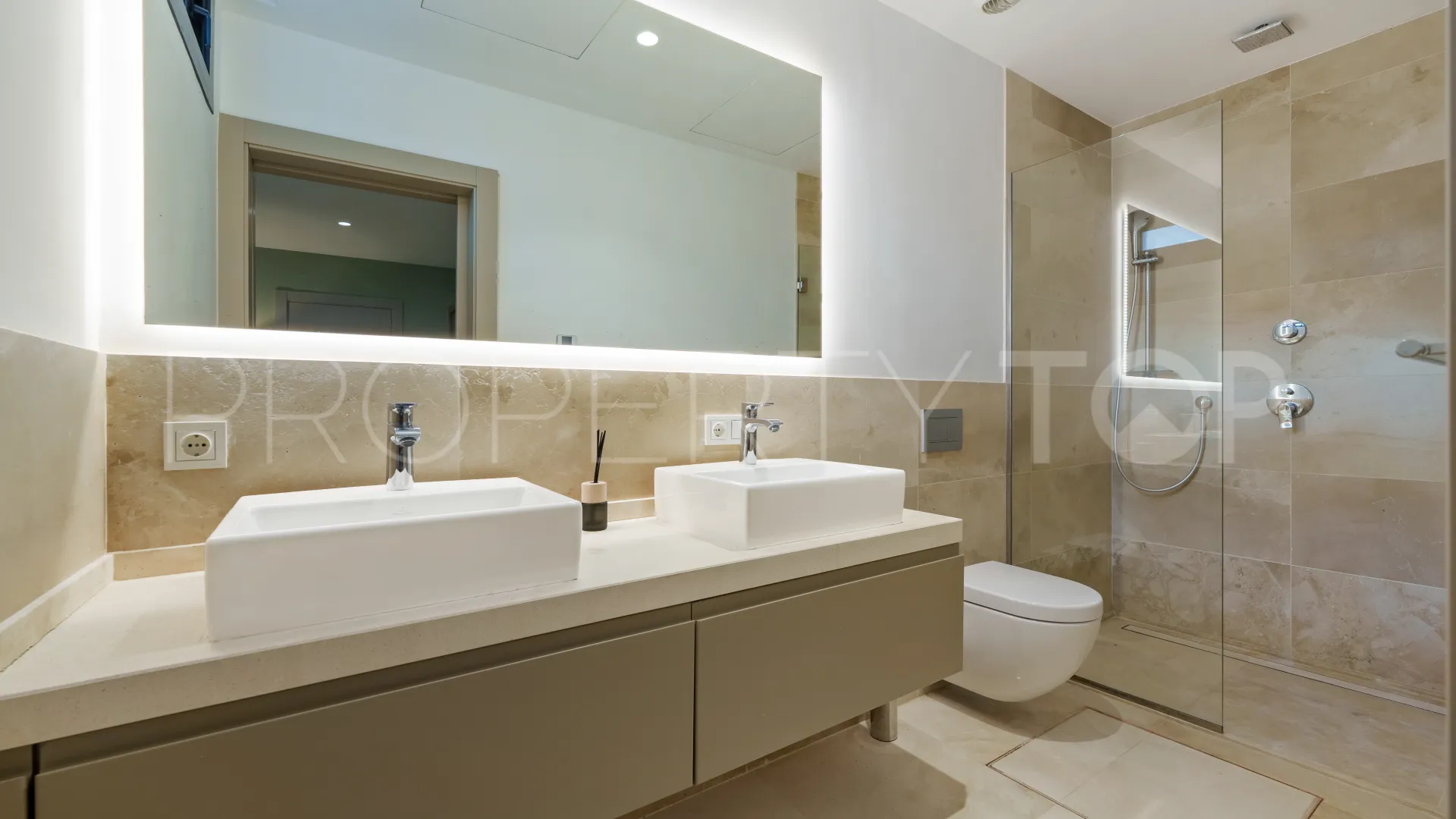 5 bedrooms villa in Nueva Andalucia for sale