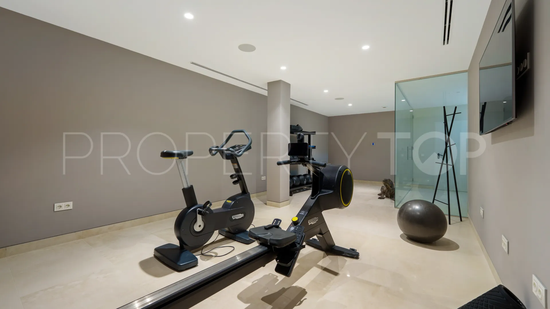 5 bedrooms villa in Nueva Andalucia for sale