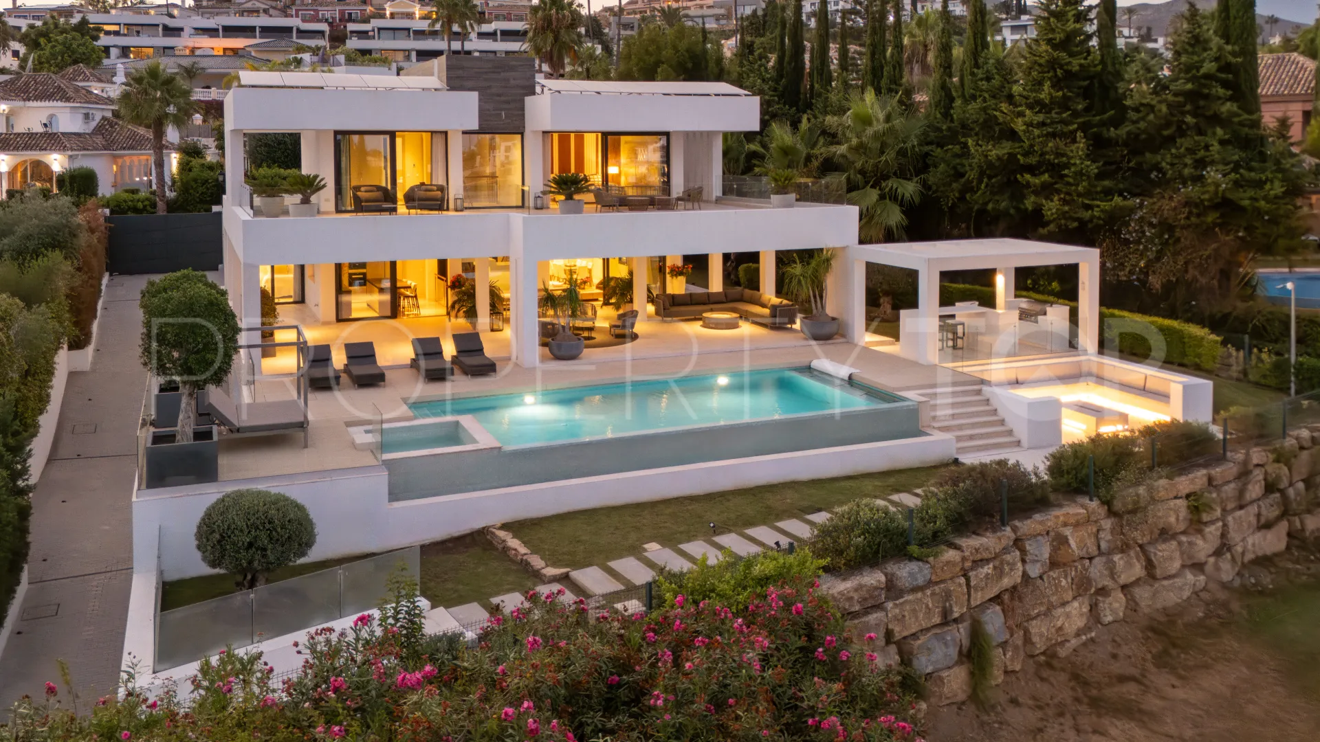5 bedrooms villa in Nueva Andalucia for sale