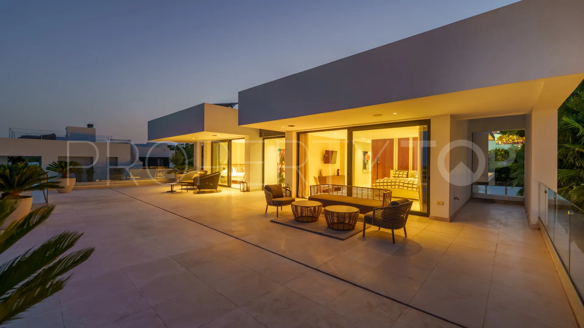 5 bedrooms villa in Nueva Andalucia for sale