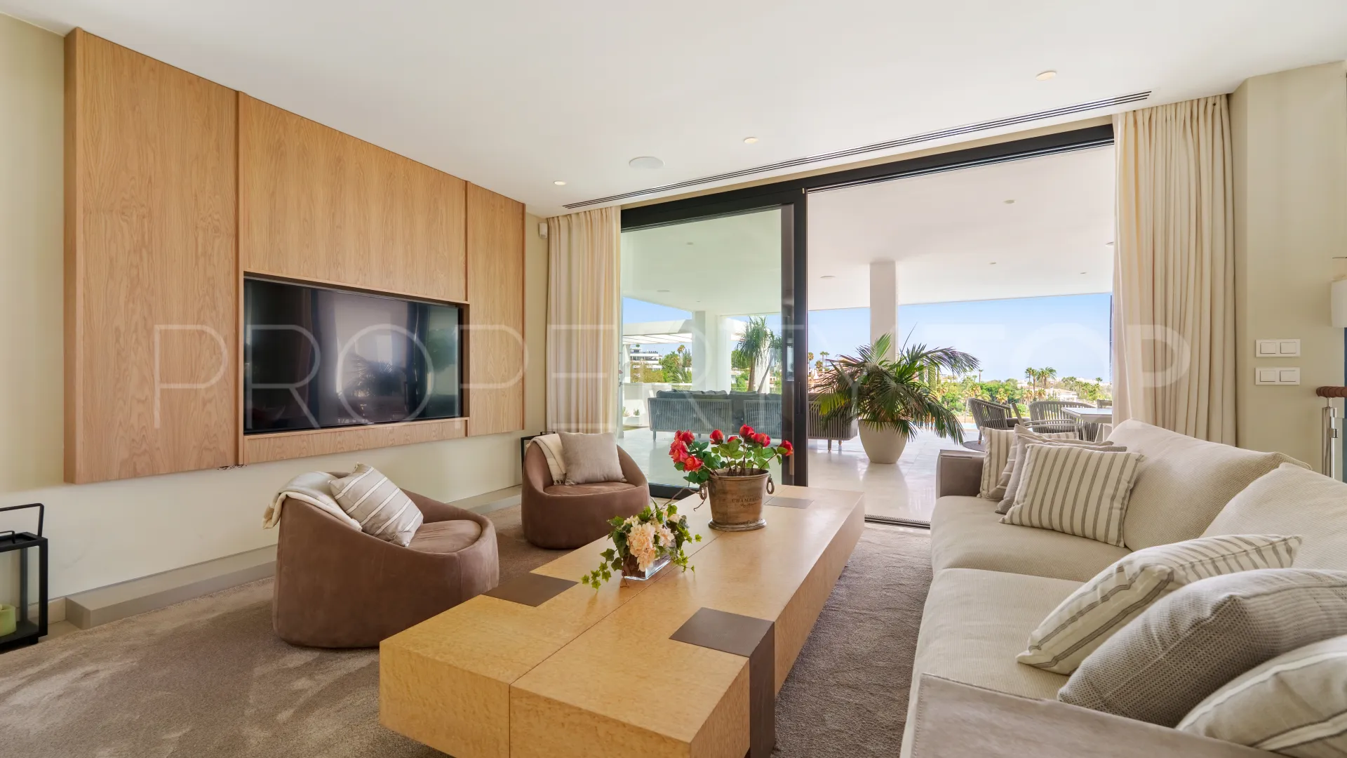 5 bedrooms villa in Nueva Andalucia for sale