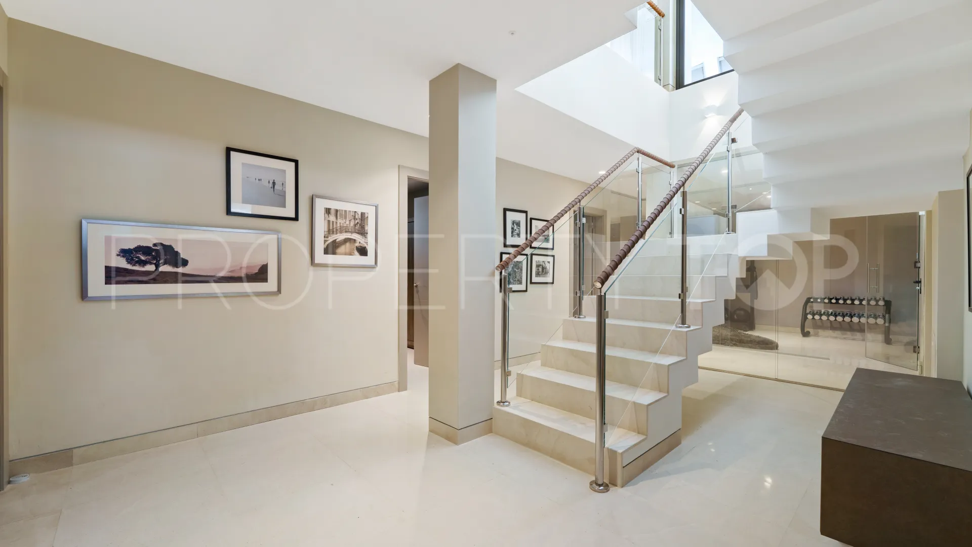 5 bedrooms villa in Nueva Andalucia for sale