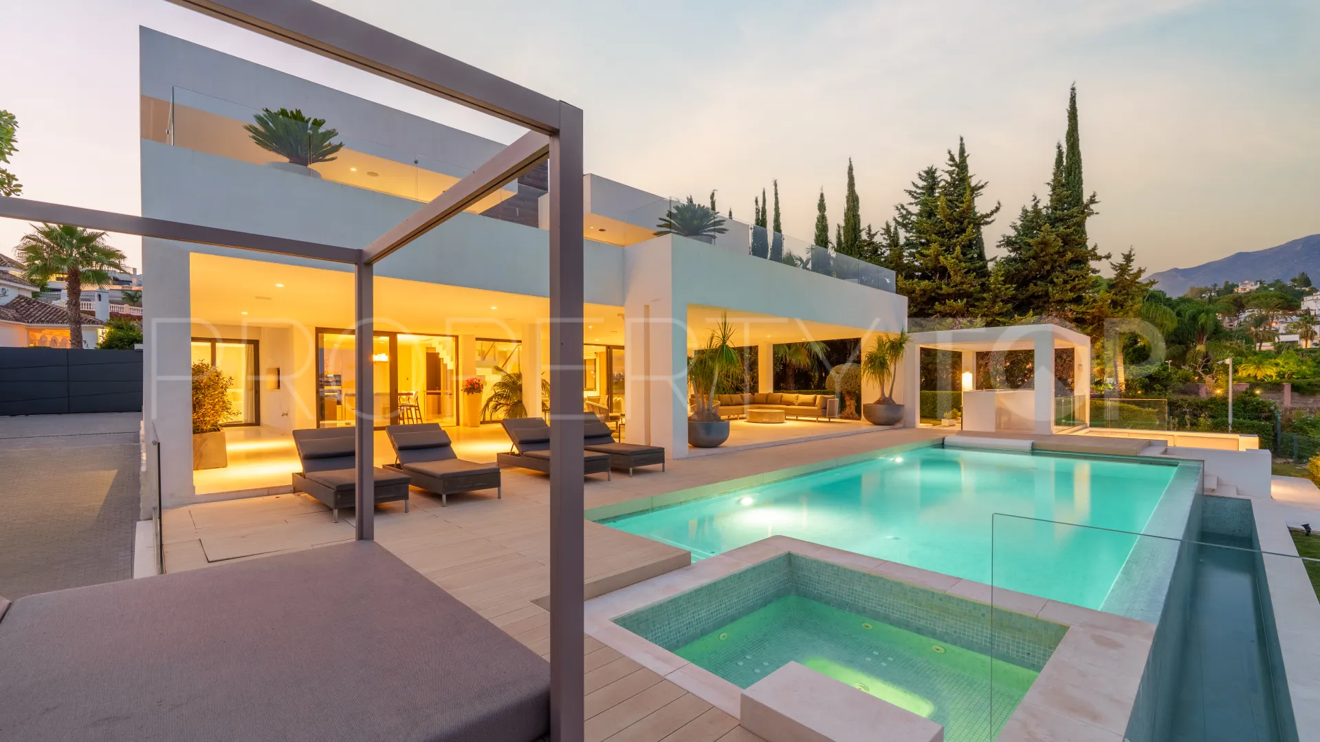5 bedrooms villa in Nueva Andalucia for sale