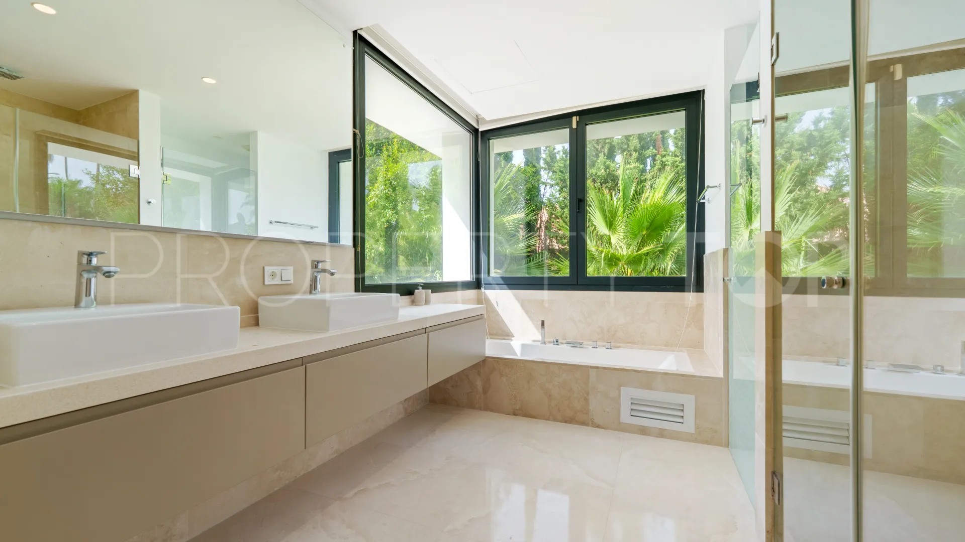 5 bedrooms villa in Nueva Andalucia for sale