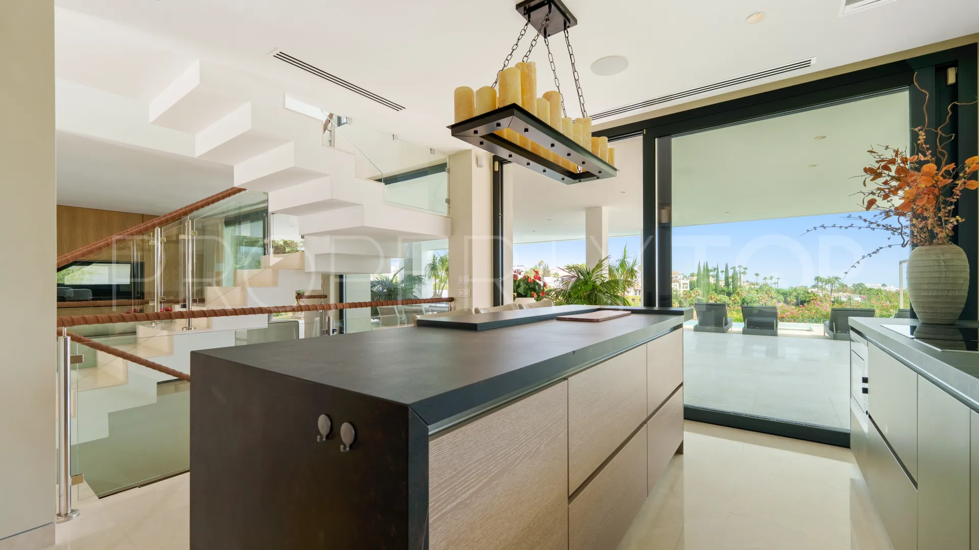 5 bedrooms villa in Nueva Andalucia for sale