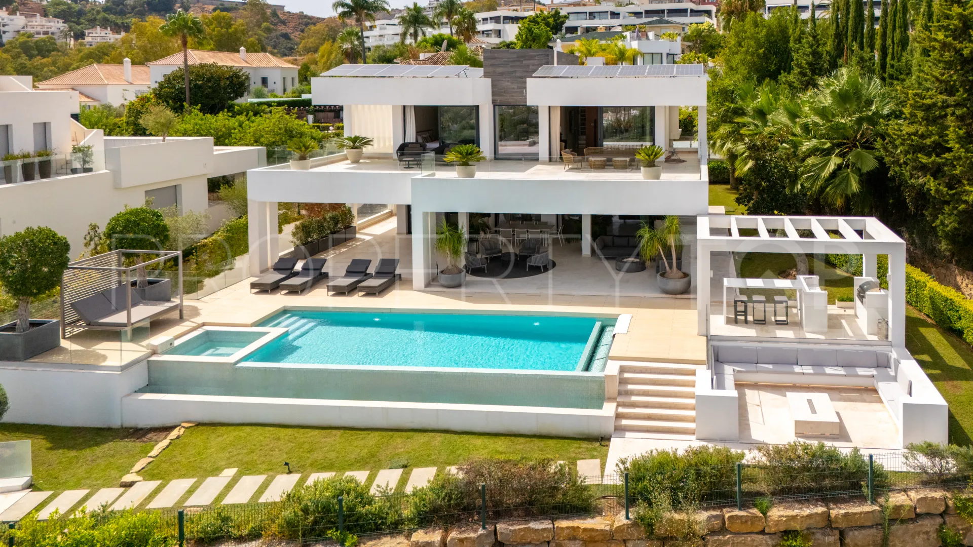 5 bedrooms villa in Nueva Andalucia for sale