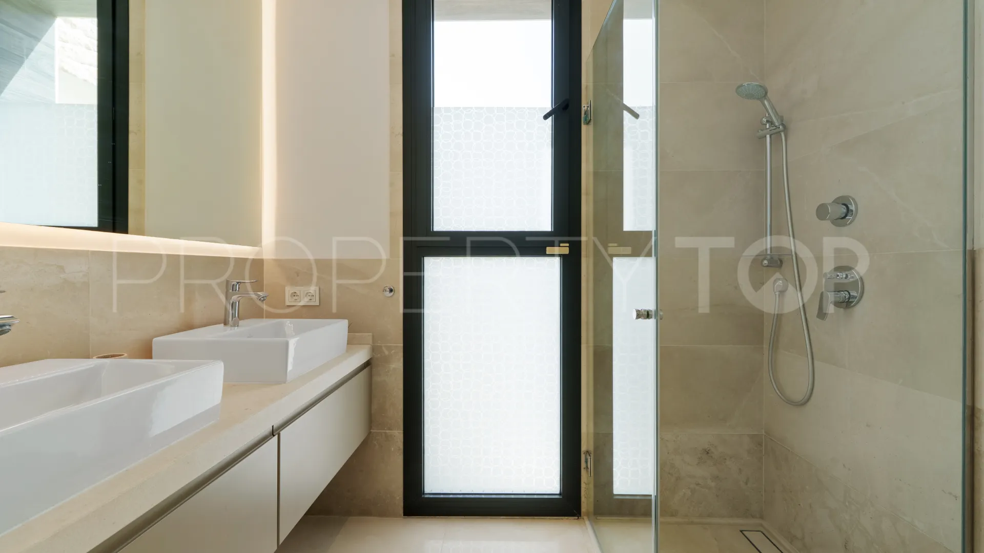 5 bedrooms villa in Nueva Andalucia for sale