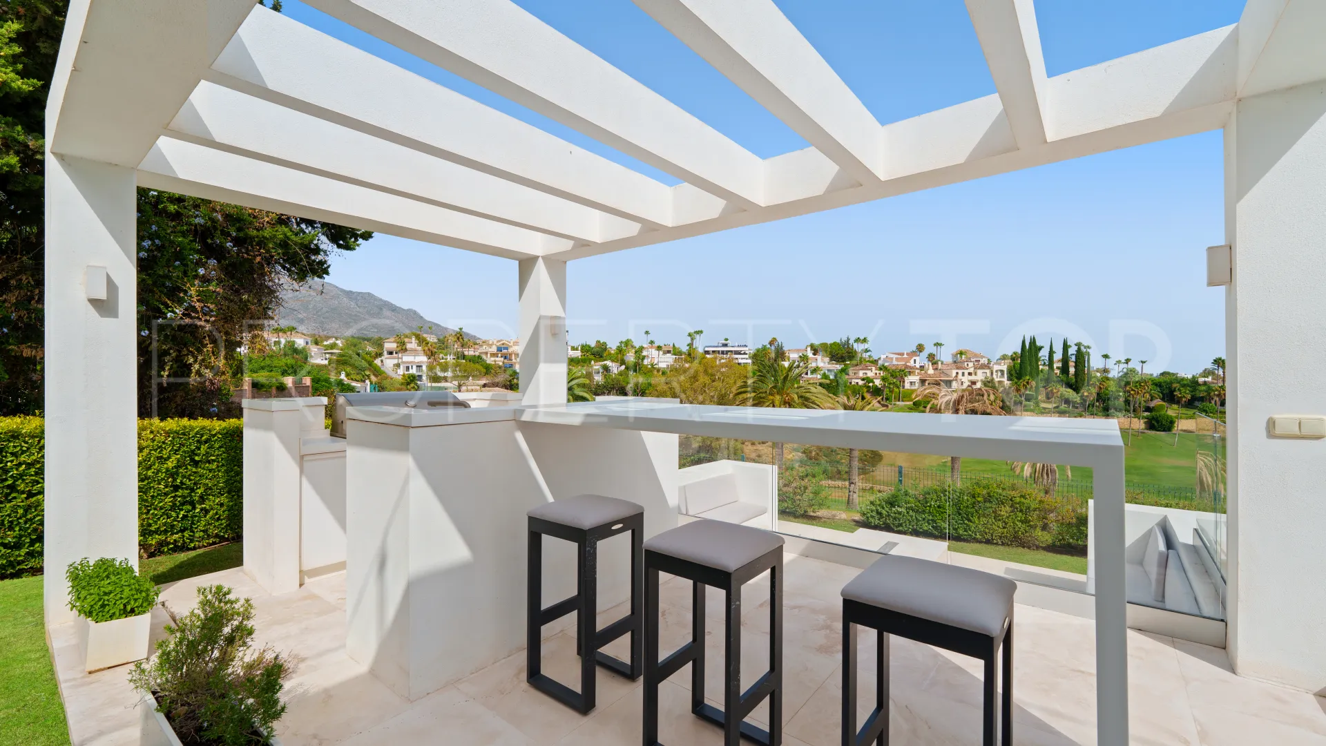 5 bedrooms villa in Nueva Andalucia for sale