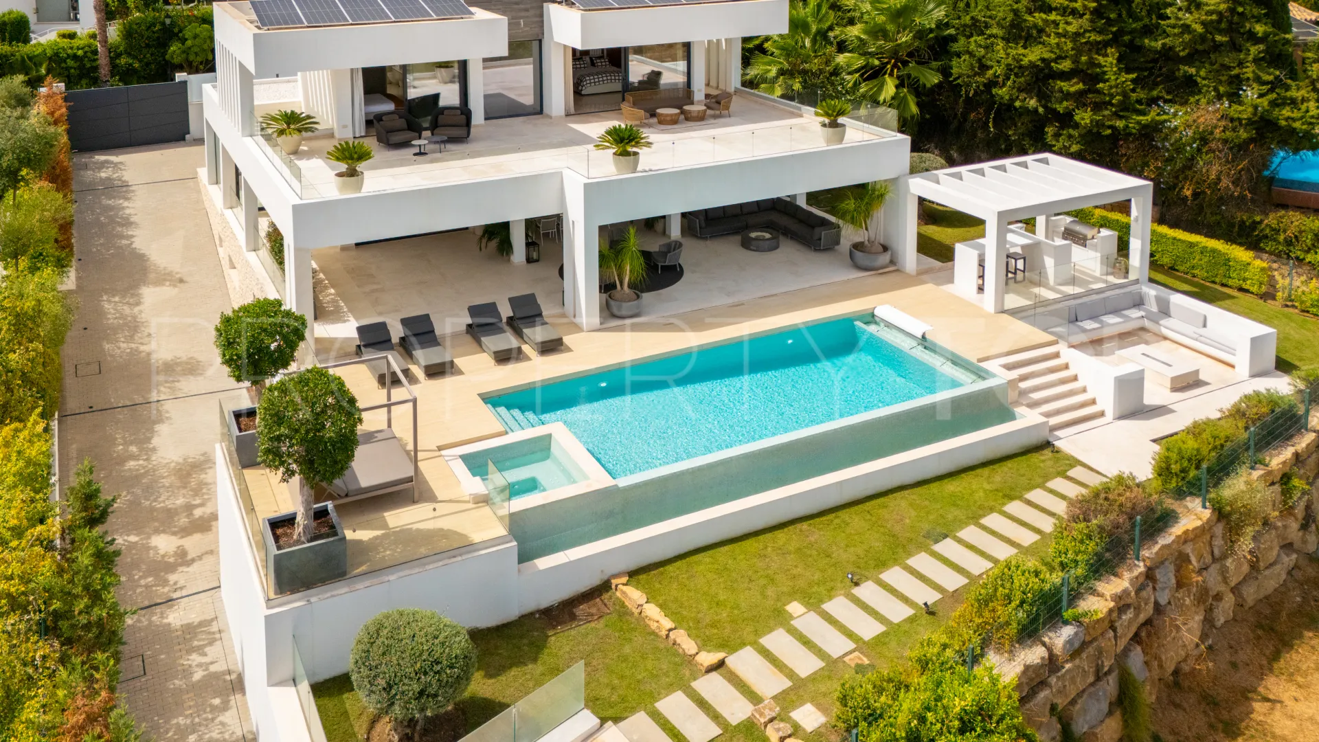 5 bedrooms villa in Nueva Andalucia for sale